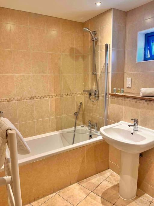 2Bed With Pool & Sea View Apartment New Quay Esterno foto