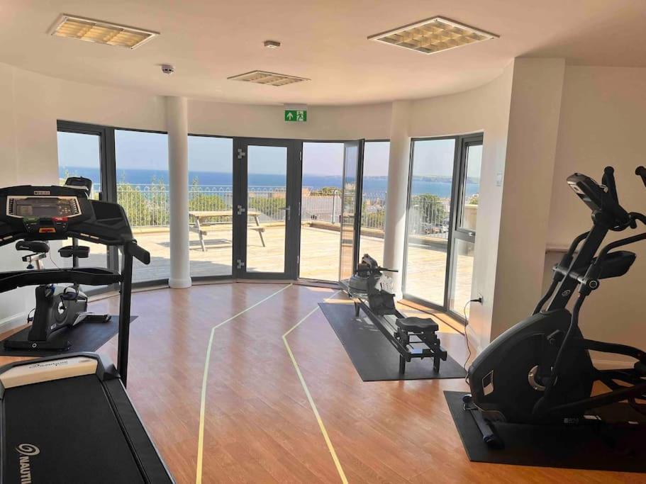 2Bed With Pool & Sea View Apartment New Quay Esterno foto