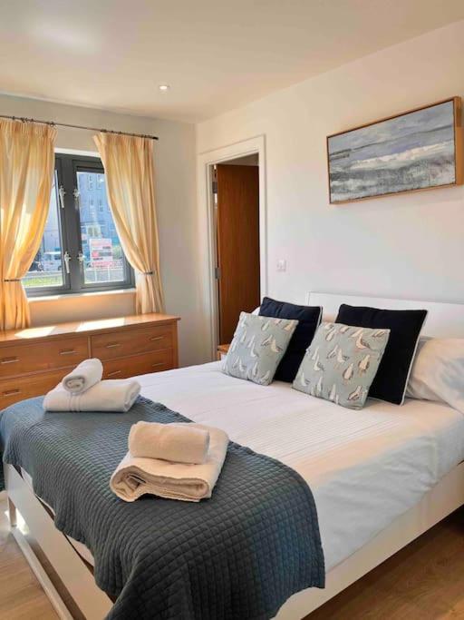 2Bed With Pool & Sea View Apartment New Quay Esterno foto
